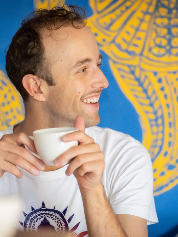 Szymon Kobylec - nauczycieli jogi Iyengara i współzałożyciel studia pijący kawusię